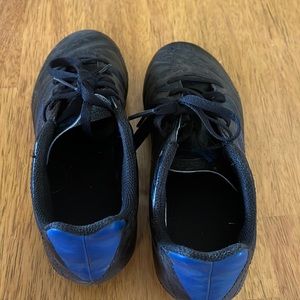 ADIDAS unisex soccer cleats used but in good condition, size 4